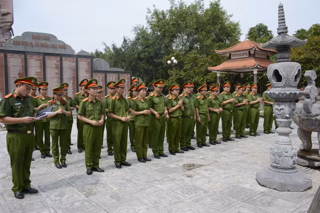Đoàn đại biểu Cục Cảnh sát PCTP về môi trường báo công dâng Bác và tưởng niệm các anh hùng, liệt sĩ CAND trước tượng đài Bảo vệ ANTQ.