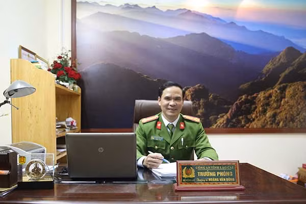 Thượng tá Hoàng Văn Dũng, Trưởng phòng Cảnh sát quản lý hành chính về trật tự xã hội Công an tỉnh Lào Cai. Thượng tá Hoàng Văn Dũng, Trưởng phòng Cảnh sát quản lý hành chính về trật tự xã hội Công an tỉnh Lào Cai.
