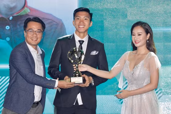 Đoàn Văn Hậu giành giải thưởng Cầu thủ nam trẻ xuất sắc nhất.