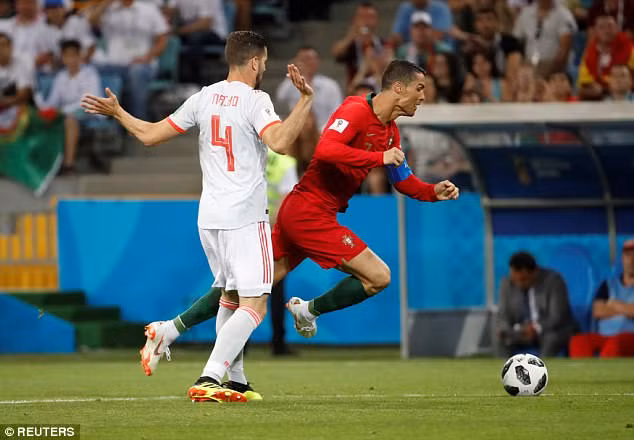 Pha ngã dẫn đến quả phạt đền trong trận đấu với Tây Ban Nha của CR7. Ảnh: Reuters. Pha ngã dẫn đến quả phạt đền trong trận đấu với Tây Ban Nha của CR7. Ảnh: Reuters.