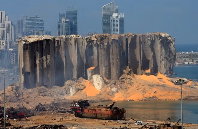 Cảng Beirut đã bị phá hủy hoàn toàn khiến cho việc vận tải biển đình trệ.