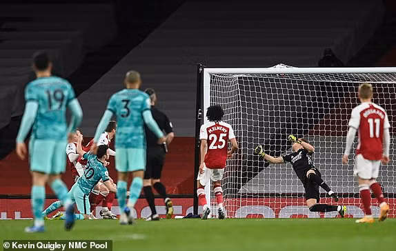 Bên kia chiến tuyến, HLV Klopp nhanh chóng nhận định tình hình và quyết định tăng cường thêm Jota và sự xuất hiện của cầu thủ người Bồ Đào Nha chính là nút thắt giúp Liverpool giải quyết trận đấu. Bên kia chiến tuyến, HLV Klopp nhanh chóng nhận định tình hình và quyết định tăng cường thêm Jota và sự xuất hiện của cầu thủ người Bồ Đào Nha chính là nút thắt giúp Liverpool giải quyết trận đấu.