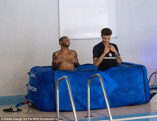 Raheem Sterling và Dele Alli thì lại ngâm người trong nước lạnh để làm giãn cơ sau một trận đấu bùng nổ.
