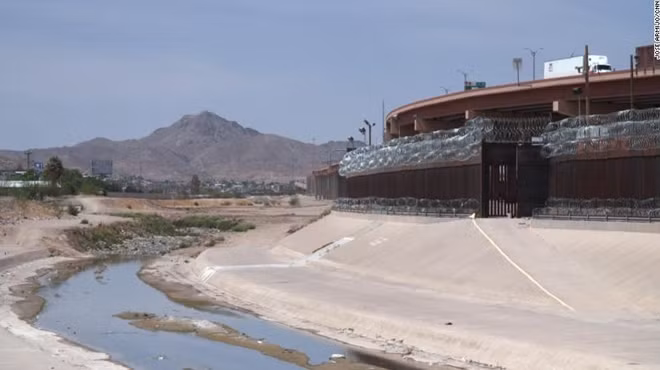 Bức tường biên giới tại biên giới Mỹ - Mexico ngăn cách El Paso, Texas và Ciudad Juárez, Mexico.