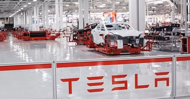 Bên trong một nhà máy của Tesla.