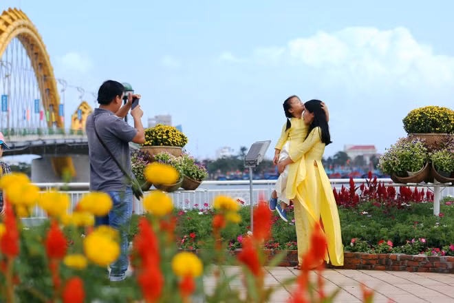 Khoảnh khắc ấm áp của một gia đình nhỏ dưới chân cầu sông Hàn.