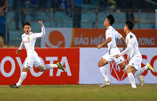 Quang Hải ghi hai tuyệt phẩm trên sân Hàng Đẫy. Ảnh: VNE.