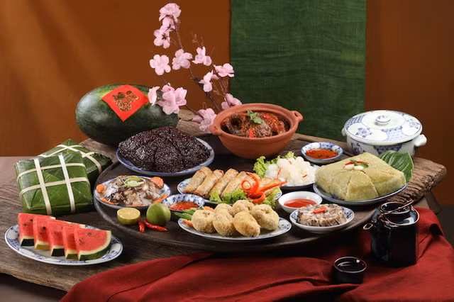 Một mâm cơm ấm cúng ngày Tết với những món ngon do VinMart Cook chế biến