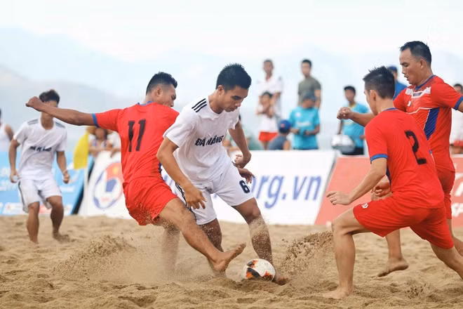 Scandal bóng đá bãi biển gây hoang mang dư luận.