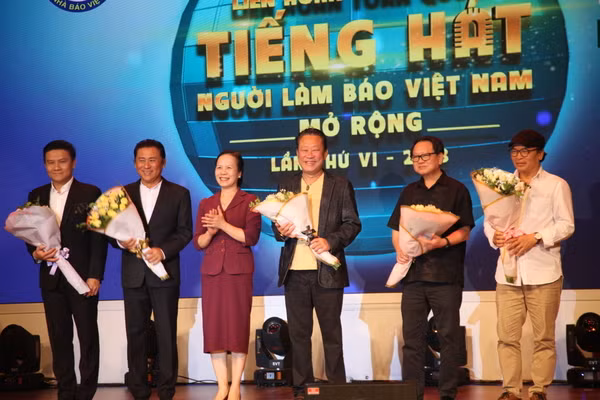 Lãnh đạo TP Hải Phòng tặng hoa Ban giám khảo. Lãnh đạo TP Hải Phòng tặng hoa Ban giám khảo.