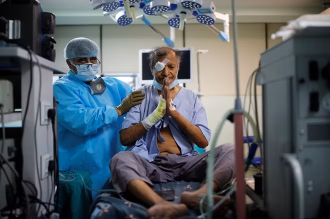 Bệnh nhân Mata Ambar Tripati, 65 tuổi, mắc bệnh nấm đen khi đang điều trị COVID-19. Ảnh: Reuters.