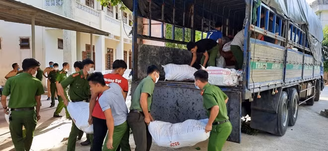 CBCS Công an Đakrông bốc, xếp hàng lên xe ô tô để vận chuyển vào giúp đỡ người dân ở TP HCM.
