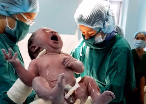 Ca mổ bắt con cho một sản phụ thành công ngày 6-10 tại Bệnh viện huyện Củ Chi với sự hợp tác, chỉ dẫn của các bác sĩ Bệnh viện Từ Dũ và Bệnh viện quận Thủ Đức.