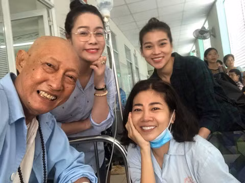 Các nghệ sĩ đến bệnh viện thăm Mai Phương và diễn viên Lê Bình đang điều trị bệnh ung thư.