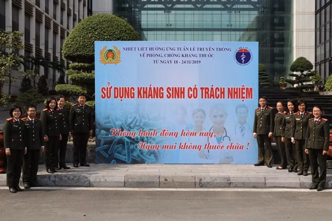 Cán bộ, chiến sỹ Công an hưởng ứng Tuần lễ truyền thông phòng, chống kháng thuốc.
