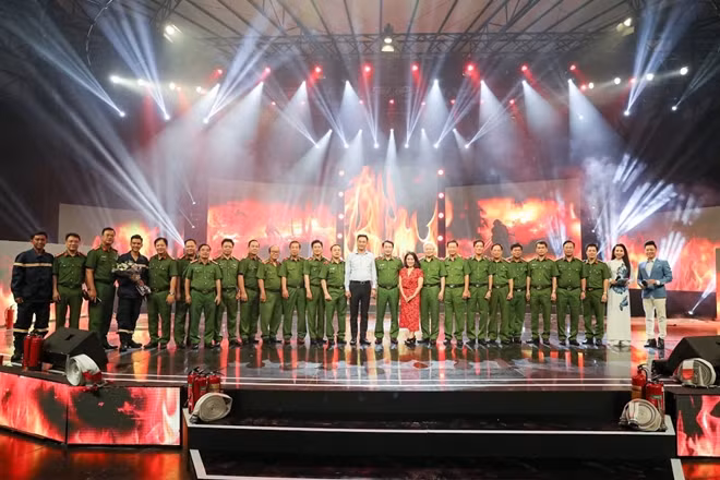 Thứ trưởng Lê Quốc Hùng và các đại biểu dự chương trình.