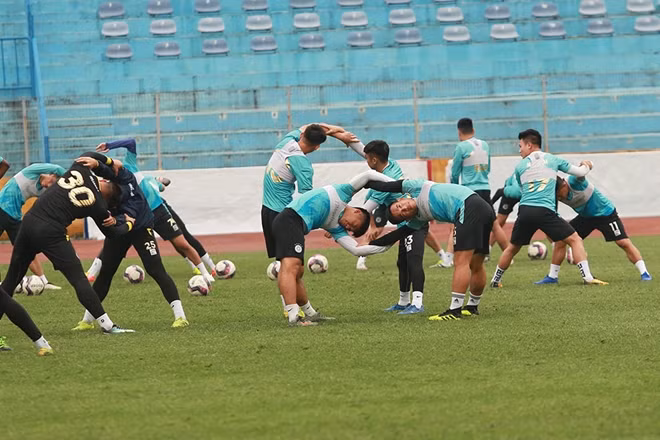 Tuy nhiên quãng nghỉ "đột xuất" vì dịch COVID-19 lại đem đến cho đội bóng Thủ Đô cơ hội tốt để củng cố lại lực lượng sau những thất bại trước đó.