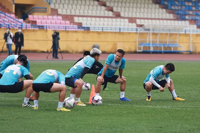 V.league dự kiến sẽ trở lại vào trung tuần tháng 3 này. Hy vọng lúc đó với sự chuẩn bị đầy đủ và công phu, Hà Nội FC sẽ thể hiện được đúng bộ mặt vốn có của một trong những đội bóng mạnh nhất V.league.