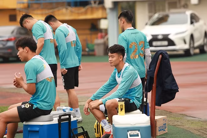 Các nhà đương kim á quân triệu tập hầu hết các nhân sự chủ chốt của mình. Theo trung vệ Duy Mạnh, toàn đội đang rất háo hức với sự trở lại của V.league.