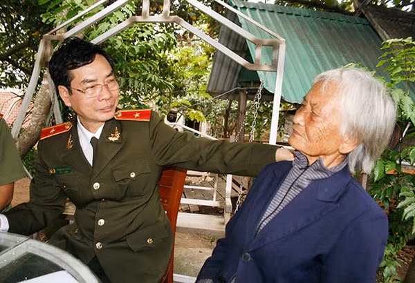 Thiếu tướng Phạm Văn Miên - Tổng Biên tập Báo CAND trò chuyện với nghệ sĩ H'Ben. Thiếu tướng Phạm Văn Miên - Tổng Biên tập Báo CAND trò chuyện với nghệ sĩ H'Ben.