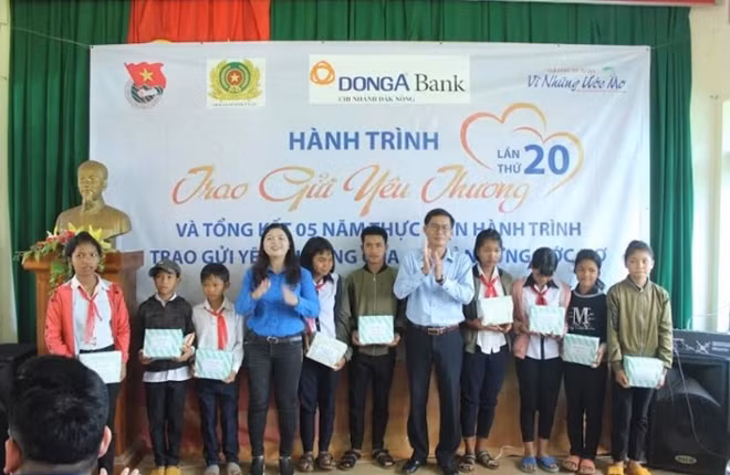 Đoàn công tác tặng quà cho các học sinh nghèo vượt khó ở xã Đắk Som.