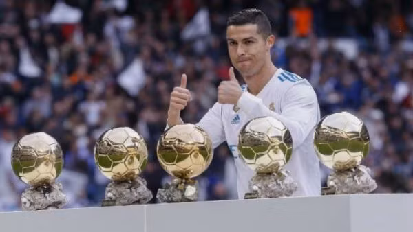 Ronaldo với năm quả bóng vàng giành được. Ảnh: Marca. Ronaldo với năm quả bóng vàng giành được. Ảnh: Marca.
