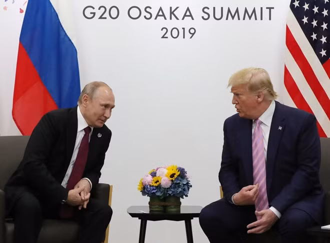 Tổng thống Mỹ Donald Trump và Tổng thống Nga Vladimir Putin trong cuộc gặp bên lề Hội nghị thượng đỉnh G20 tại Nhật Bản.
