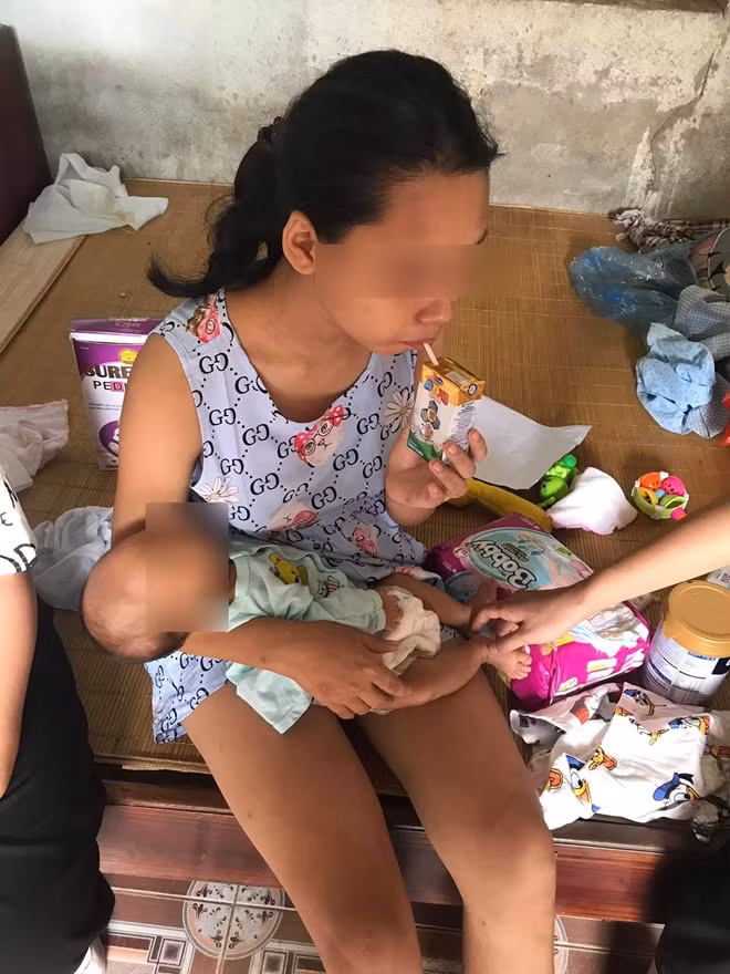Cô bé N.T.T.H và đứa con mới sinh.