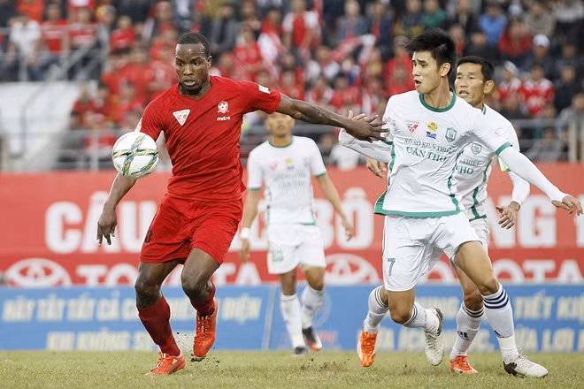 Stevens là cầu thủ hiếm hoi lên tiếng đảm bảo quyền lợi cho ngoại binh ở V.League.