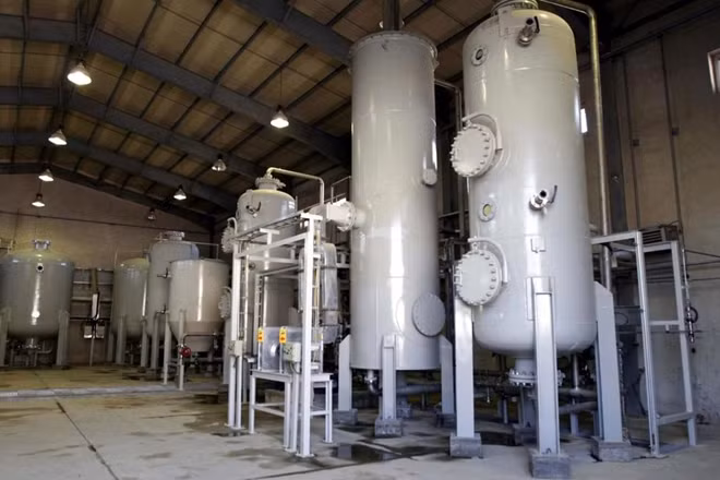 Bên trong một lò phản ứng nước nặng ở Arak, phía Tây Nam Tehran, Iran. Quốc gia vùng Vịnh này vừa tuyên bố tăng mức làm giàu uranium lên 3,67%. Ảnh: AP