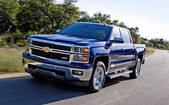 Chevrolet Silverado 1500 bản 2015. Xe sử dụng chung nền tảng với loại xe GMC Sierra 1500 với động cơ V8 6.2 lít công suất 420 mã lực nên xe dễ dàng tăng tốc từ 0 lên 100 km/h trong 5.7 giây.