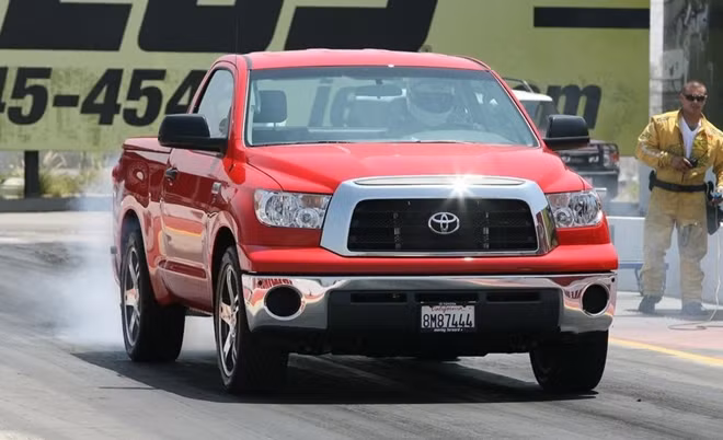Toyota Tundra Struck TRD Supercharged bản 2009. Mẫu xe cơ bắp từ Nhật Bản có động cơ V8 tăng áp 5,7 lít cho công suất 381 mã lực cùng bộ bánh 16 inch. "Tia chớp" của xứ sở mặt trời mọc có thể tăng tốc từ 0 lên 100 km/h trong có 4,7 giây.