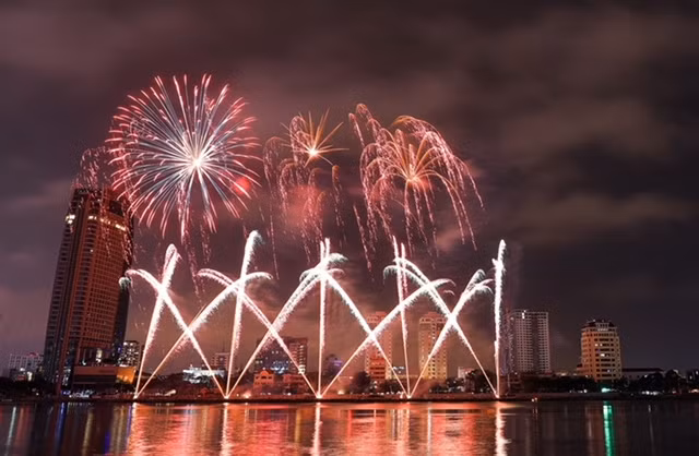 Pháo hoa đêm khai mạc DIF2018