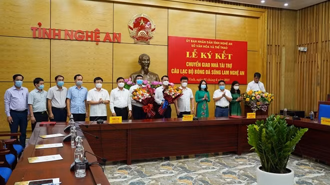 Lễ ký kết chuyển giao nhà tài trợ.