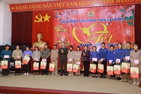 Bộ trưởng Tô Lâm trao quà tặng công nhân, lao động nghèo tỉnh Lai Châu