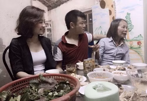Quyến bên hai người đàn bà quan trọng nhất của cuộc đời. Quyến bên hai người đàn bà quan trọng nhất của cuộc đời.