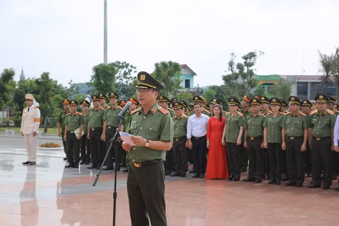 Thứ trưởng Nguyễn Văn Thành và các đại biểu thực hiện nghi thức dâng hoa trước tượng đài Bác.