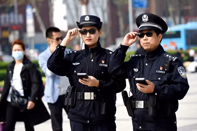 Phóng viên Reuters ghi lại hình ảnh cảnh sát Trung Quốc dùng kính AR thực hiện nhiệm vụ.