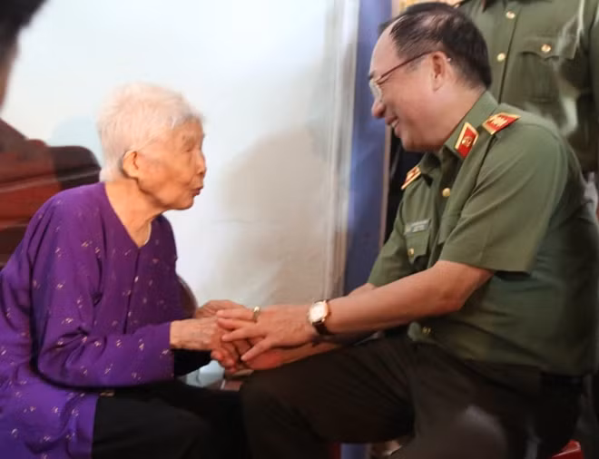 Thứ trưởng Nguyễn Văn Thành và đoàn đại biểu thăm một số gia đình chính sách tại huyện Tân Yên. Bắc Giang.