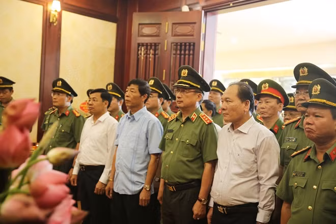 Thượng tướng Nguyễn Văn Thành, Thứ trưởng Bộ Công an dâng hương tại nhà thờ Bác Hồ trong Khu lưu niệm Sáu điều Bác Hồ dạy CAND.