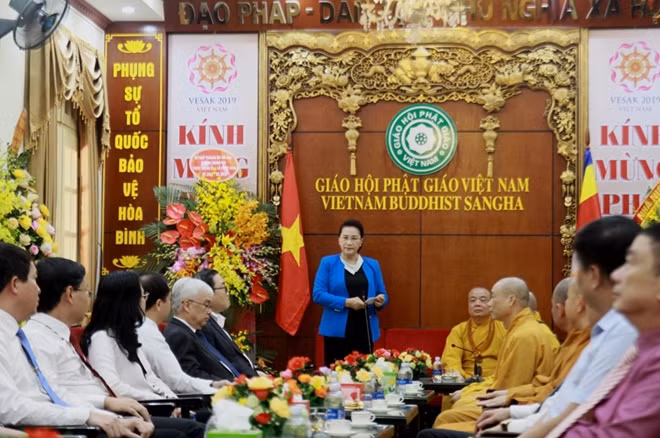 Chủ tịch Quốc hội Nguyễn Thị Kim Ngân phát biểu chúc mừng Hòa thượng Thích Thanh Nhiễu cùng các tăng ni, phật tử, tín đồ GHPG Việt Nam nhân mùa Phật đản.