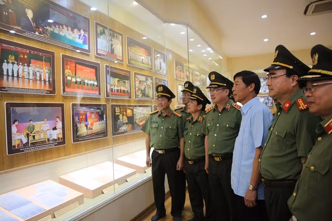 Thượng tướng Nguyễn Văn Thành và các đại biểu tham quan nhà truyền thống trong khu lưu niệm.