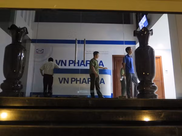 Cơ quan An ninh điều tra, Bộ Công an khám xét, thu giữ nhiều tài liệu tại trụ sở Công ty VN Pharma. Cơ quan An ninh điều tra, Bộ Công an khám xét, thu giữ nhiều tài liệu tại trụ sở Công ty VN Pharma.