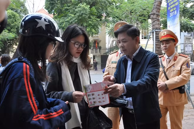 Đồng chí Nguyễn Văn Thể, Bộ trưởng Bộ GTVT tặng phiếu mua mũ bảo hiểm cho các em học sinh vi phạm không đội mũ bảo hiểm.