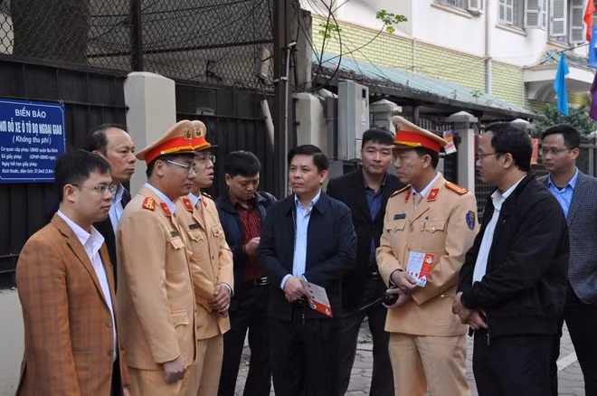 Bộ trưởng Nguyễn Văn Thể, Bộ trưởng Bộ GTVT và đoàn công tác làm việc với lực lượng CSGT Công an TP Hà Nội.