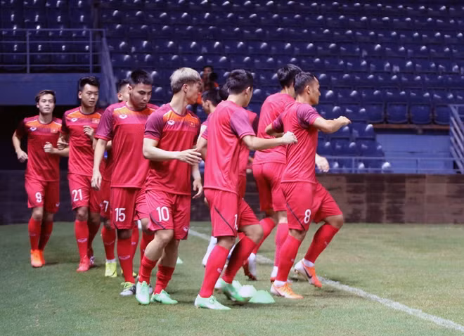 Đoàn quân của HLV Pang Hang-seo bước ra sân Chang Arena vào tối muộn ngày 3-6.