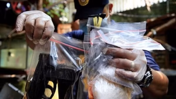 Cảnh sát Philippines tịch thu ma tuý và vũ khí từ nghi phạm buôn ma tuý. Cảnh sát Philippines tịch thu ma tuý và vũ khí từ nghi phạm buôn ma tuý.
