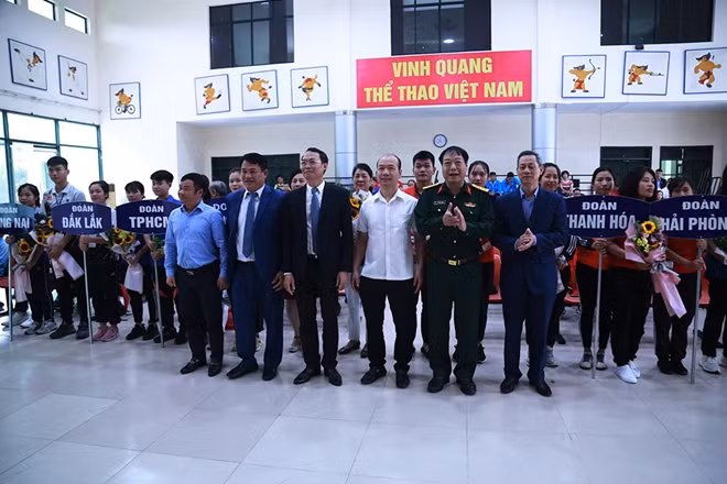 Ban tổ chức tặng hoa cho các đoàn tham dự giải.