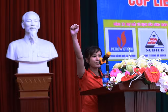 Trọng tài và vận động viên tuyên thệ tại lễ khai mạc.