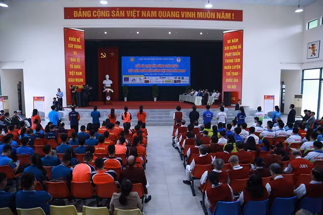 Toàn cảnh lễ khai mạc.